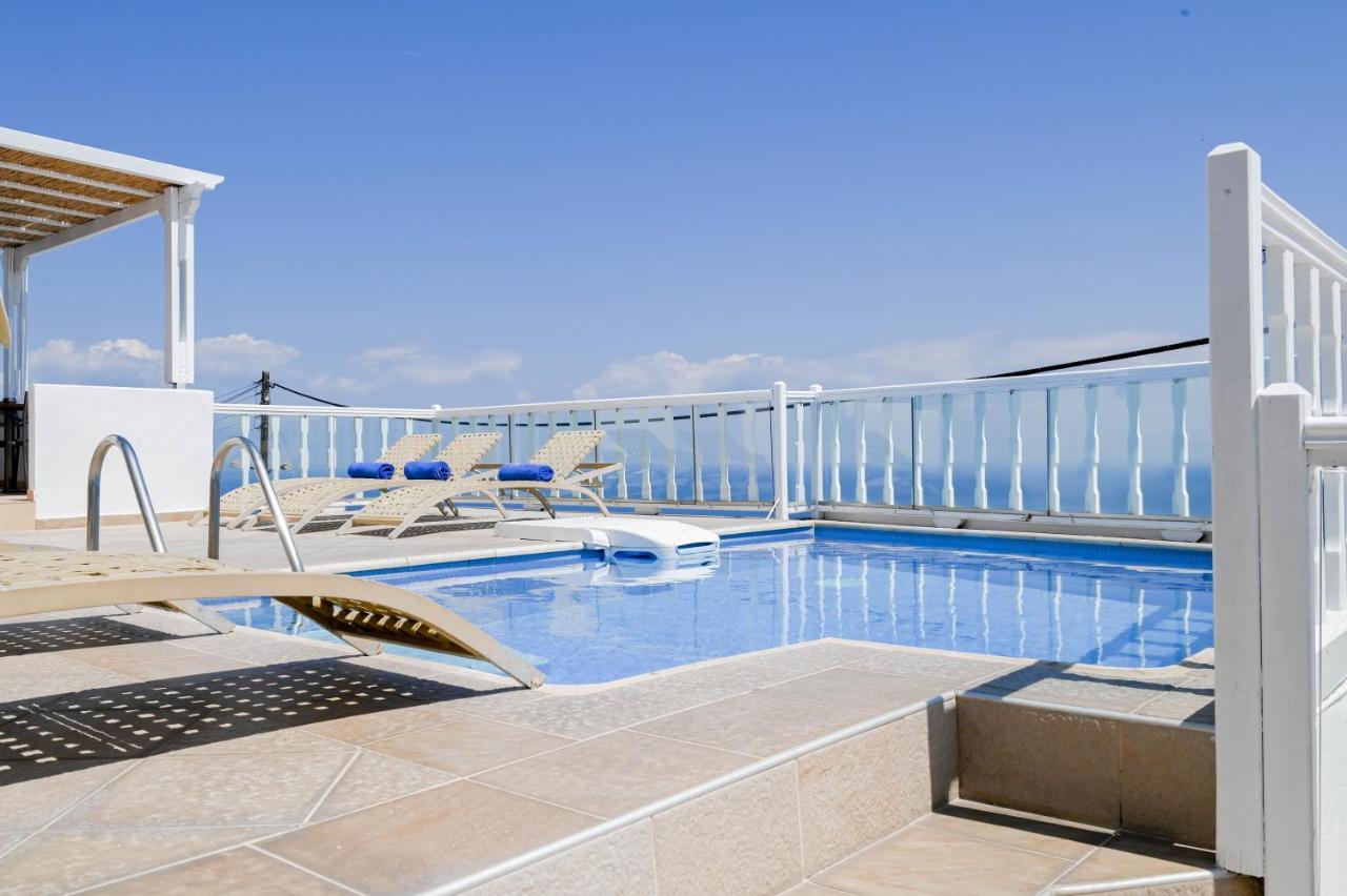 Amerisa Suites Fira  Bagian luar foto
